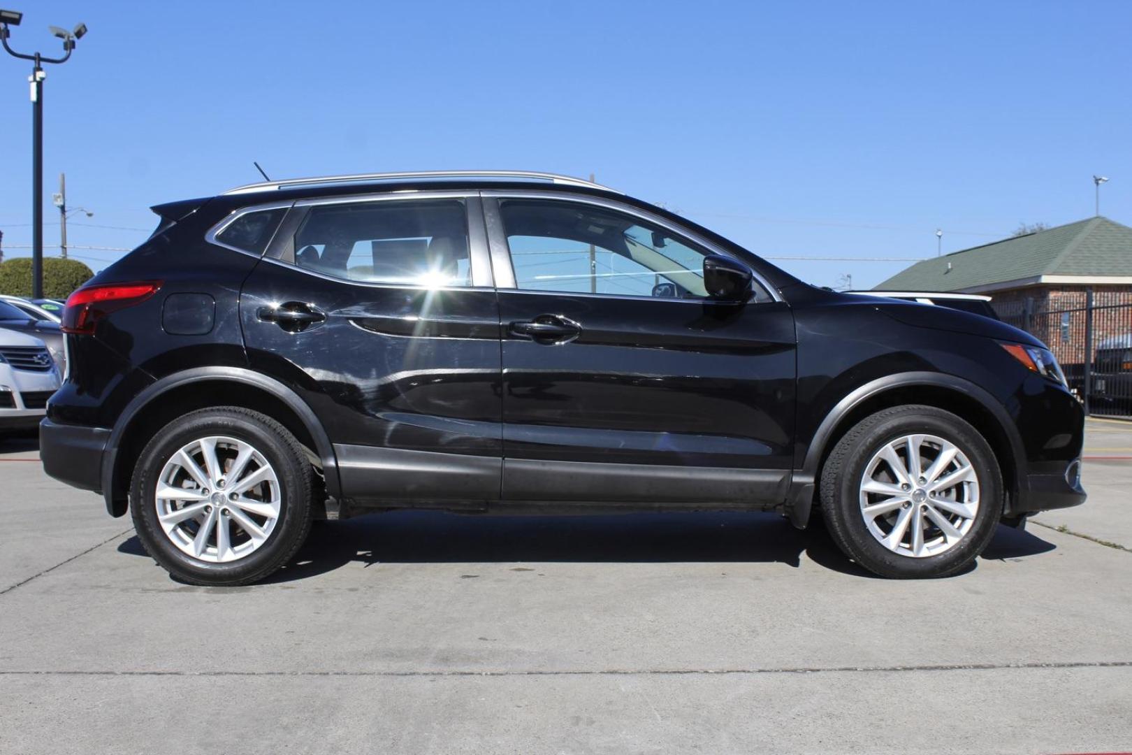 2017 black Nissan Rogue Sport SV AWD (JN1BJ1CR1HW) with an 2.0L L4 DOHC 16V engine, Continuously Variable Transmission transmission, located at 2401 E Main St., Grand Prairie, TX, 75050, (972) 262-4440, 32.748981, -96.969643 - Photo#7