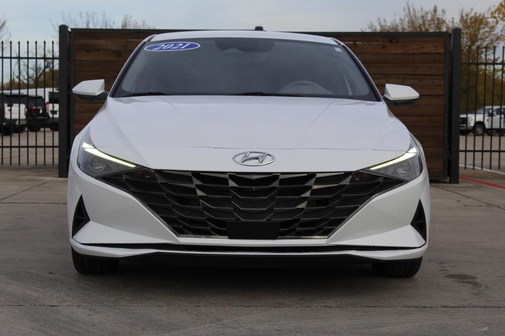 2021 white Hyundai Elantra SEL (5NPLM4AGXMH) with an 2.0L L4 DOHC 16V engine, 6-Speed Automatic transmission, located at 2401 E Main St., Grand Prairie, TX, 75050, (972) 262-4440, 32.748981, -96.969643 - Photo#0