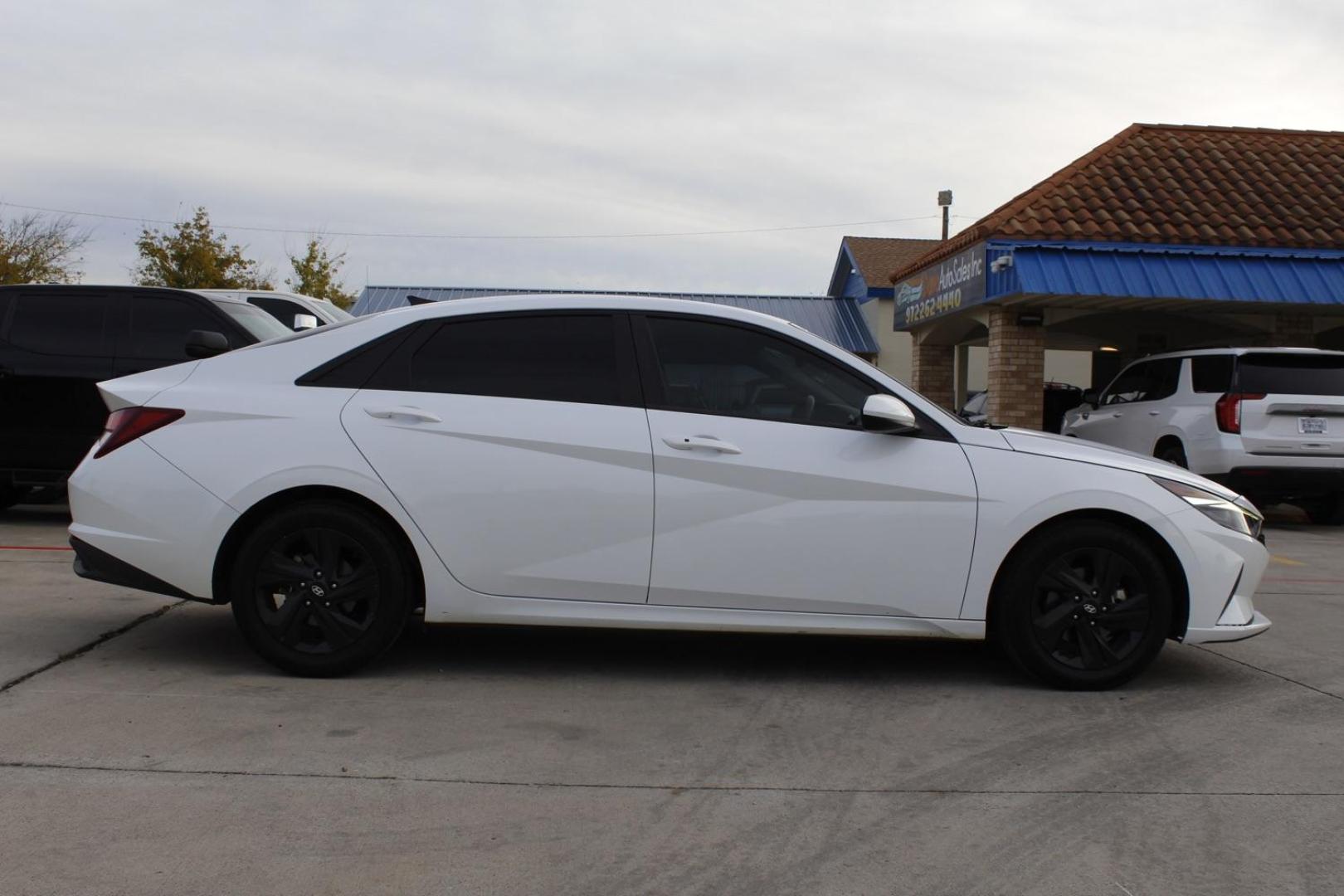 2021 white Hyundai Elantra SEL (5NPLM4AGXMH) with an 2.0L L4 DOHC 16V engine, 6-Speed Automatic transmission, located at 2401 E Main St., Grand Prairie, TX, 75050, (972) 262-4440, 32.748981, -96.969643 - Photo#7