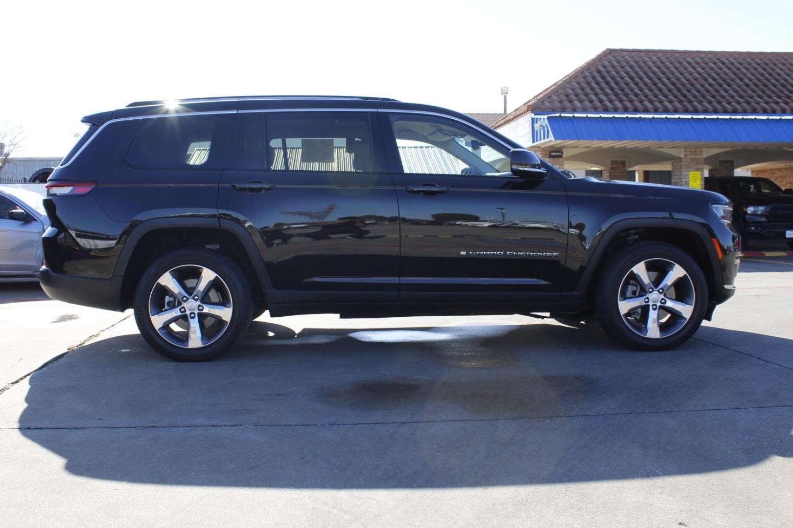 2021 BLACK Jeep Grand Cherokee L Limited 2WD (1C4RJJBG3M8) with an 3.6L V6 DOHC 24V engine, 8-Speed Automatic transmission, located at 2401 E Main St., Grand Prairie, TX, 75050, (972) 262-4440, 32.748981, -96.969643 - Photo#7