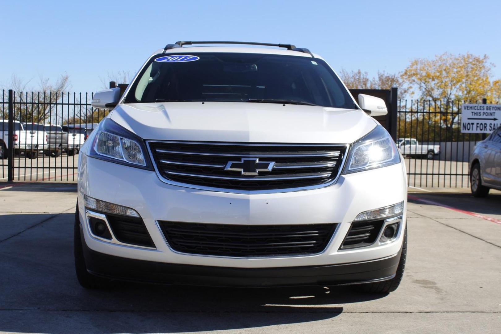 2017 WHITE Chevrolet Traverse 2LT FWD (1GNKRHKDXHJ) with an 3.6L V6 DOHC 24V engine, 6-Speed Automatic transmission, located at 2401 E Main St., Grand Prairie, TX, 75050, (972) 262-4440, 32.748981, -96.969643 - Photo#0