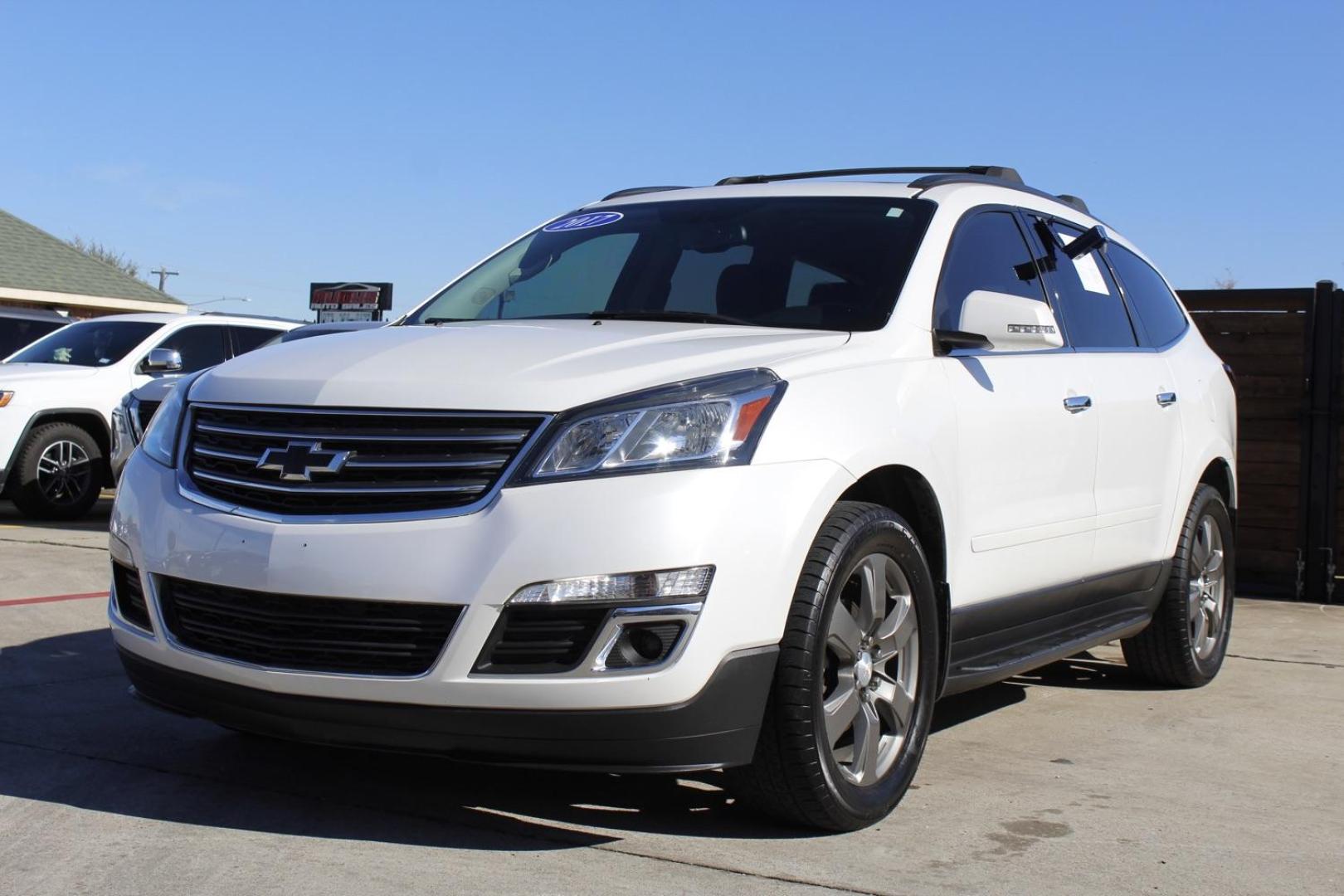 2017 WHITE Chevrolet Traverse 2LT FWD (1GNKRHKDXHJ) with an 3.6L V6 DOHC 24V engine, 6-Speed Automatic transmission, located at 2401 E Main St., Grand Prairie, TX, 75050, (972) 262-4440, 32.748981, -96.969643 - Photo#1