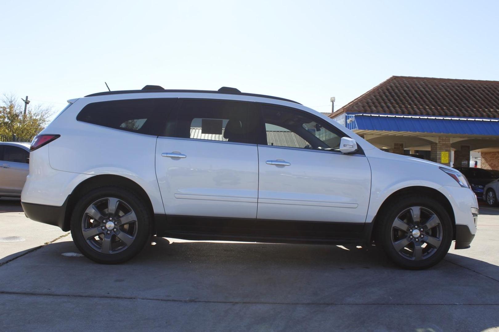 2017 WHITE Chevrolet Traverse 2LT FWD (1GNKRHKDXHJ) with an 3.6L V6 DOHC 24V engine, 6-Speed Automatic transmission, located at 2401 E Main St., Grand Prairie, TX, 75050, (972) 262-4440, 32.748981, -96.969643 - Photo#7