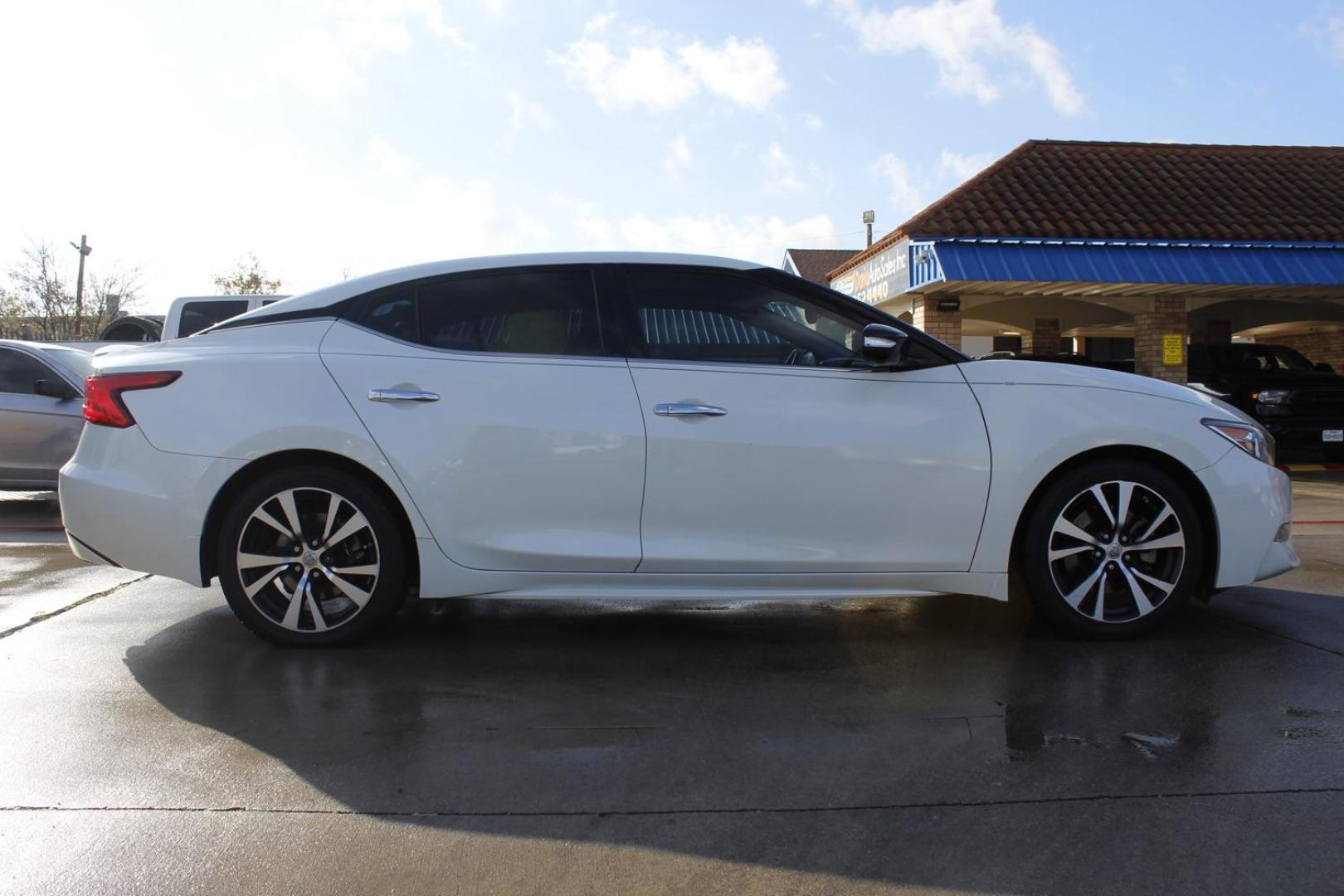 2017 white Nissan Maxima Platinum (1N4AA6AP2HC) with an 3.5L V6 DOHC 24V engine, Continuously Variable Transmission transmission, located at 2401 E Main St., Grand Prairie, TX, 75050, (972) 262-4440, 32.748981, -96.969643 - Photo#7