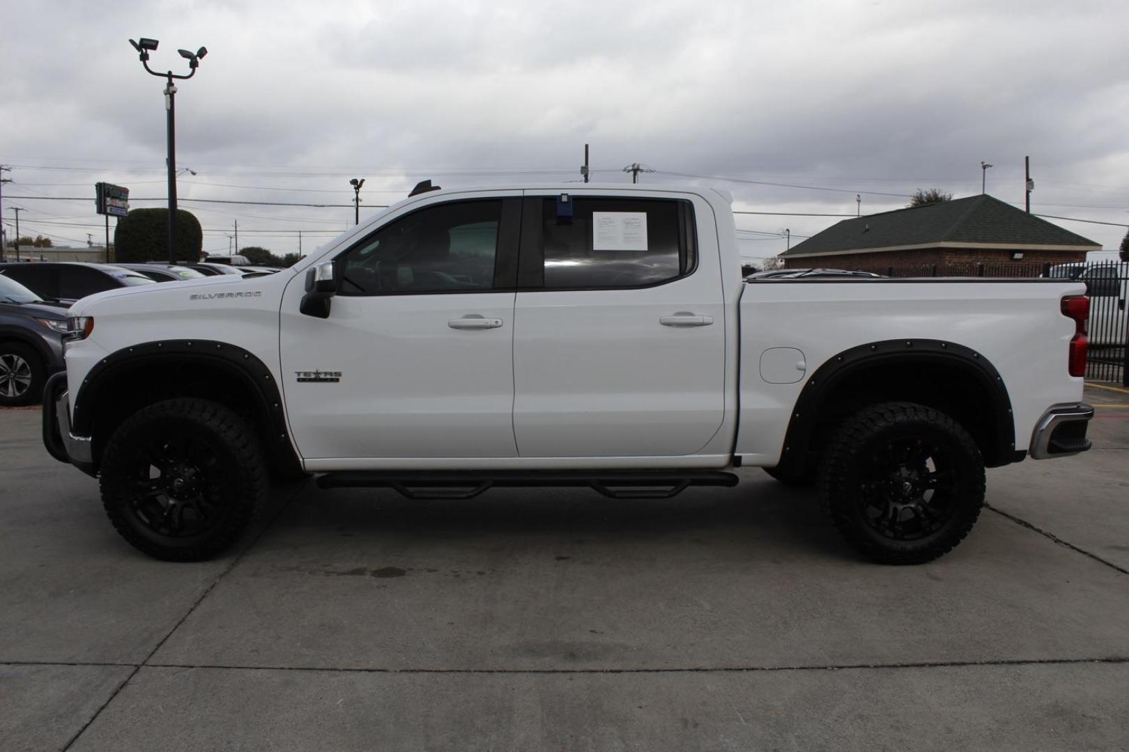 2020 WHITE Chevrolet Silverado 1500 LT Crew Cab 2WD (3GCPWCEK9LG) with an 2.7L L4 DOHC 16V TURBO engine, 6-Speed Automatic transmission, located at 2401 E Main St., Grand Prairie, TX, 75050, (972) 262-4440, 32.748981, -96.969643 - Photo#2