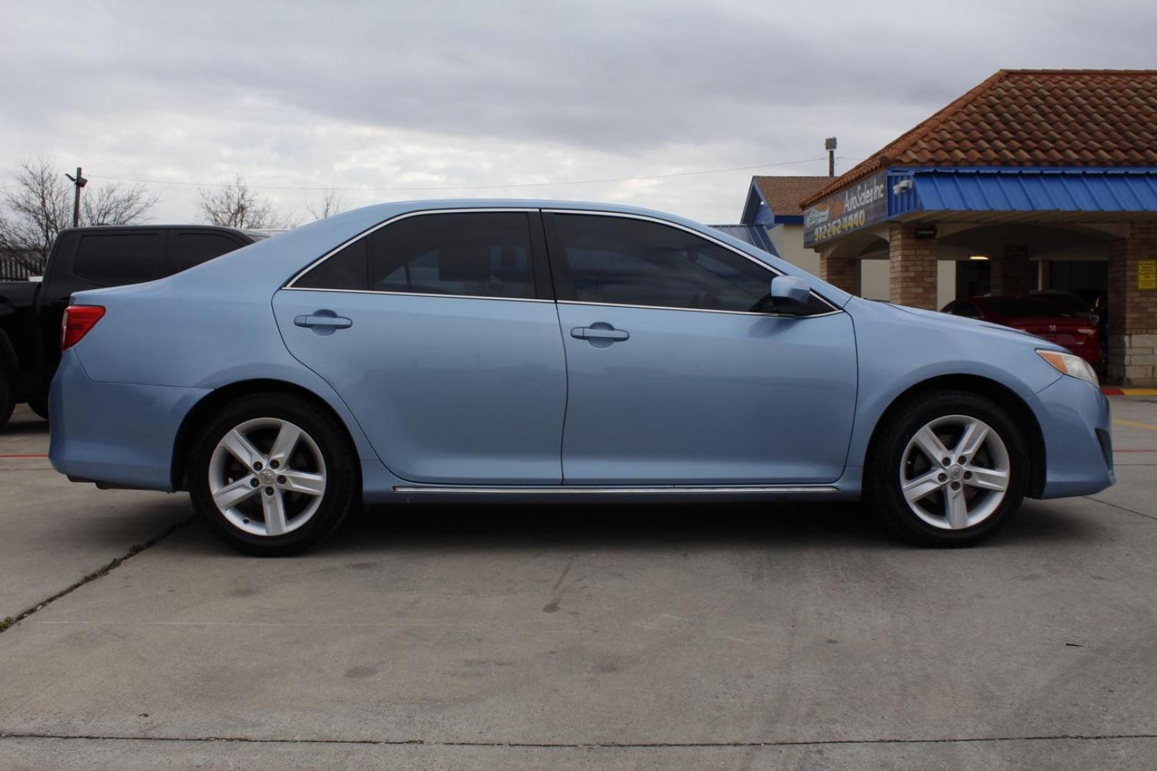 2012 blue Toyota Camry LE (4T1BF1FK4CU) with an 2.5L L4 DOHC 16V engine, 6-Speed Automatic transmission, located at 2401 E Main St., Grand Prairie, TX, 75050, (972) 262-4440, 32.748981, -96.969643 - Photo#6