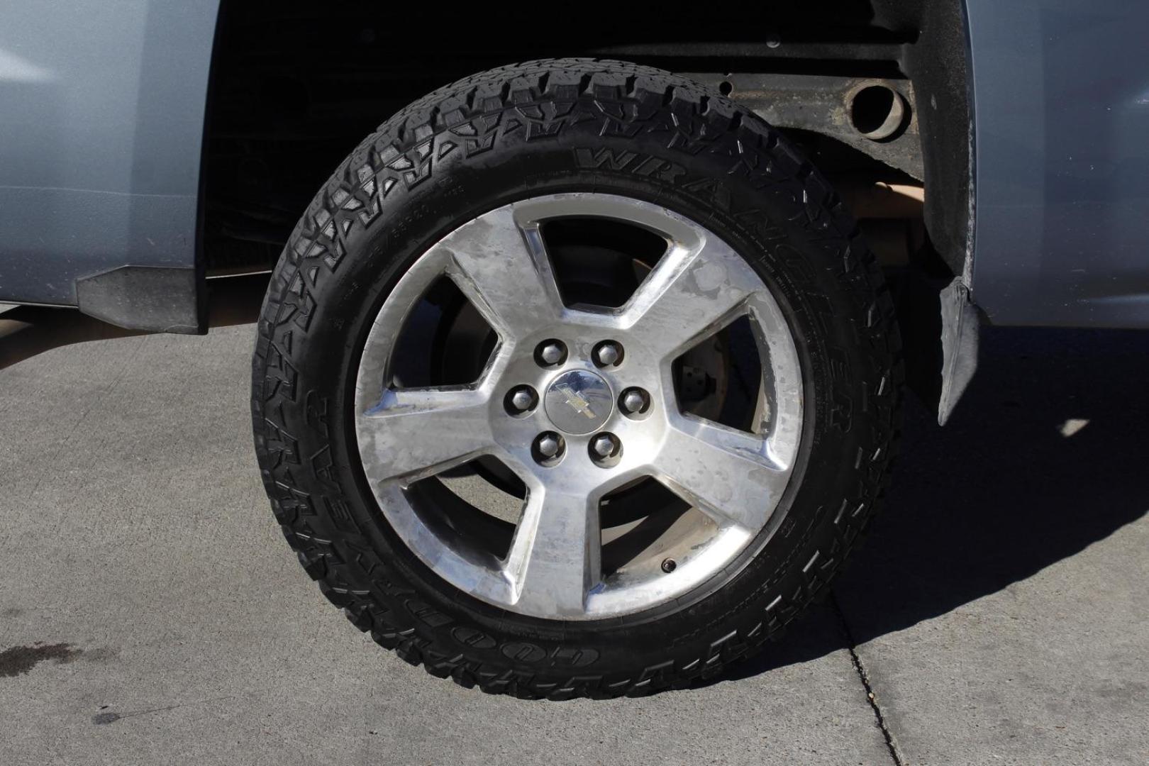 2016 GRAY Chevrolet Silverado 1500 LT Crew Cab 2WD (3GCPCREC5GG) with an 5.3L V8 OHV 16V engine, 6-Speed Automatic transmission, located at 2401 E Main St., Grand Prairie, TX, 75050, (972) 262-4440, 32.748981, -96.969643 - Photo#9