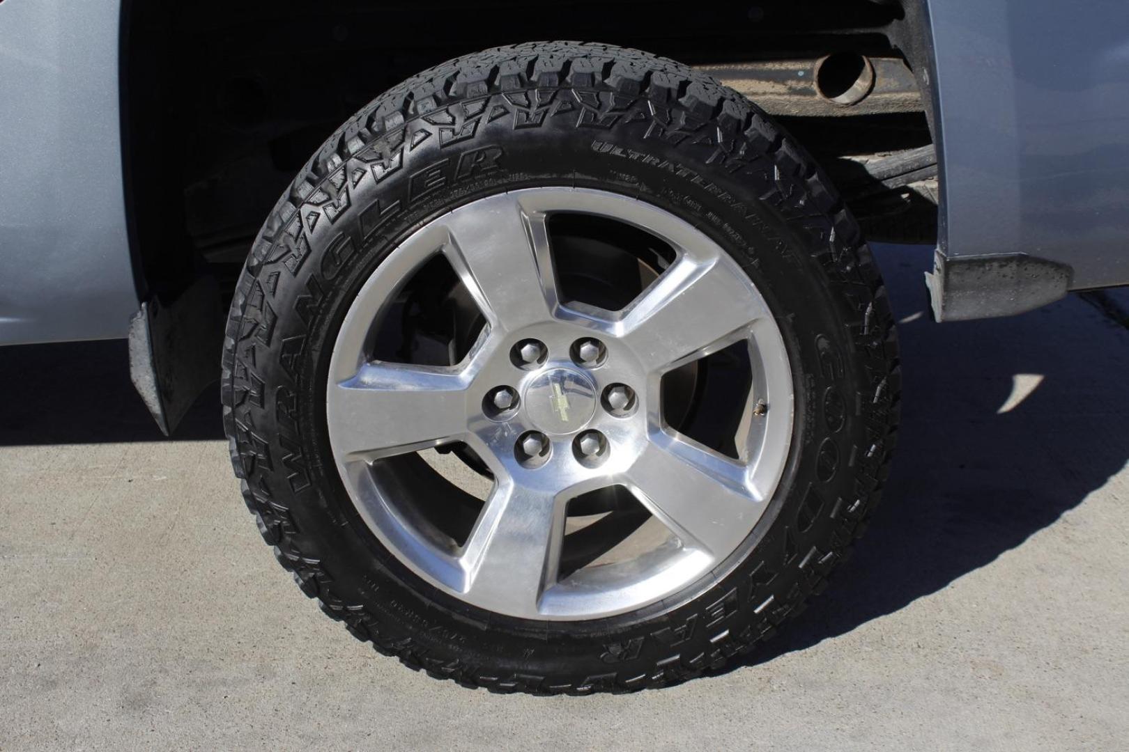 2016 GRAY Chevrolet Silverado 1500 LT Crew Cab 2WD (3GCPCREC5GG) with an 5.3L V8 OHV 16V engine, 6-Speed Automatic transmission, located at 2401 E Main St., Grand Prairie, TX, 75050, (972) 262-4440, 32.748981, -96.969643 - Photo#4