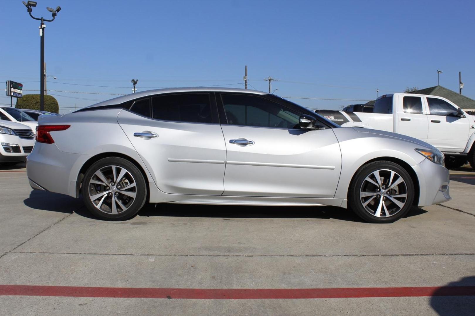 2016 SILVER Nissan Maxima Platinum (1N4AA6AP6GC) with an 3.5L V6 DOHC 24V engine, Continuously Variable Transmission transmission, located at 2401 E Main St., Grand Prairie, TX, 75050, (972) 262-4440, 32.748981, -96.969643 - Photo#7