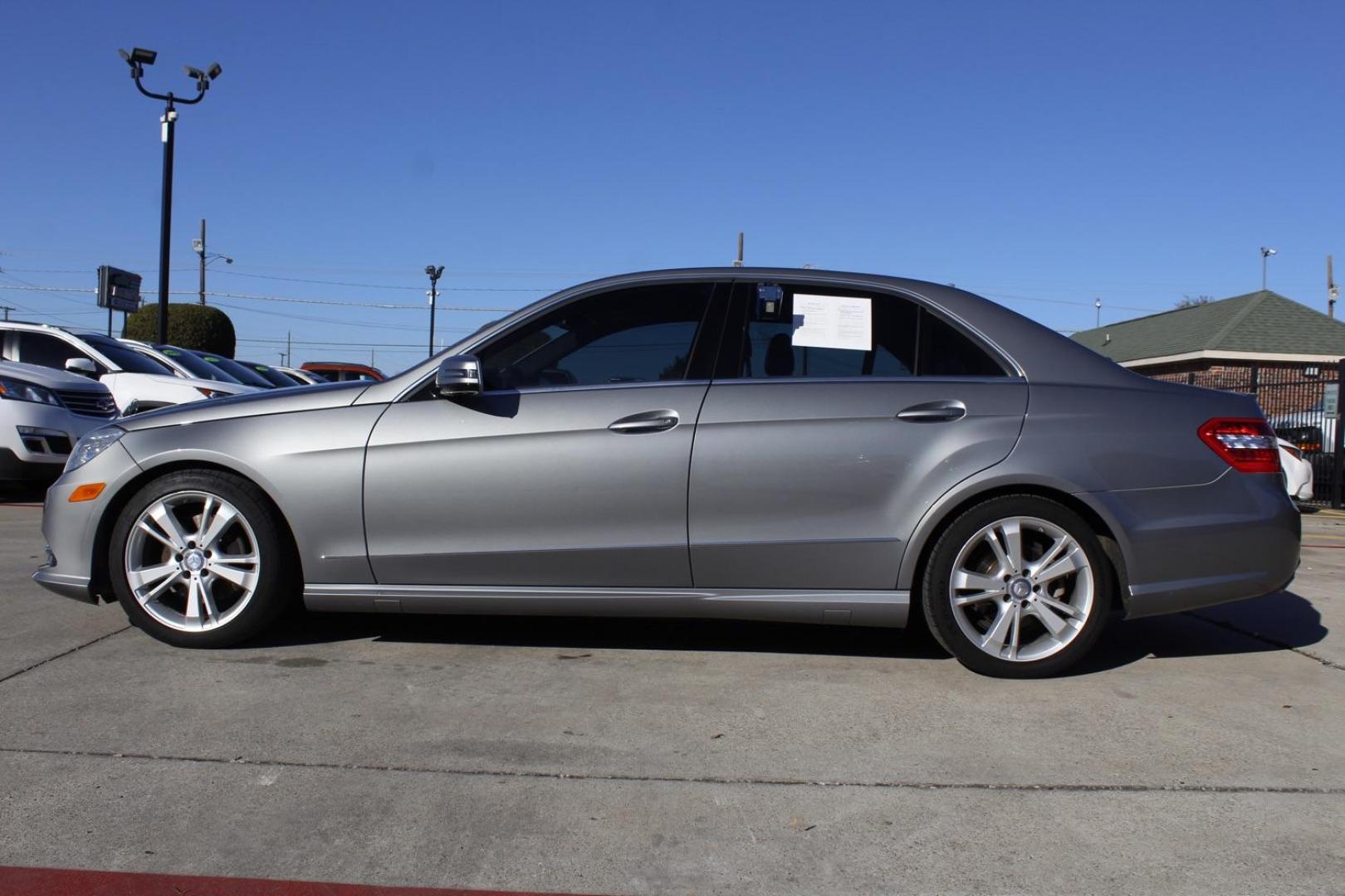 2013 SILVER Mercedes-Benz E-Class E350 Sedan (WDDHF5KBXDA) with an 3.5L V6 DOHC 24V engine, 7-Speed Automatic transmission, located at 2401 E Main St., Grand Prairie, TX, 75050, (972) 262-4440, 32.748981, -96.969643 - Photo#3