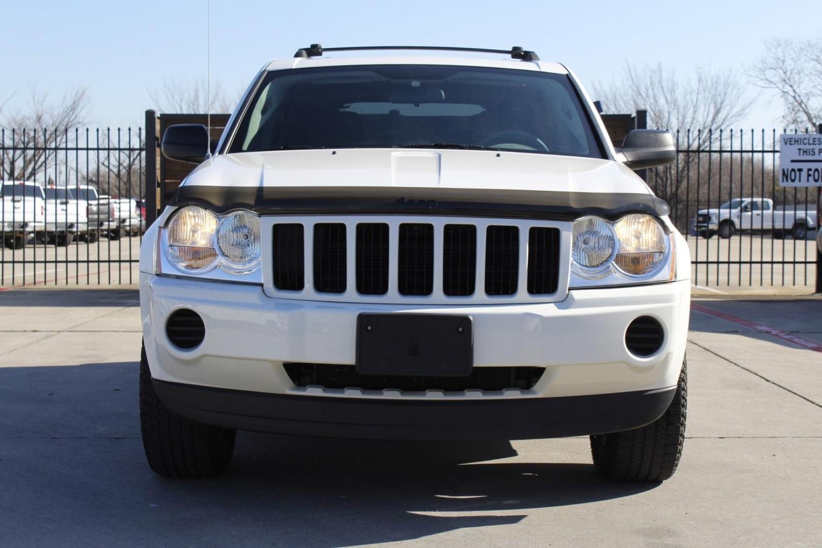 2005 WHITE Jeep Grand Cherokee Laredo 2WD (1J4GS48K75C) with an 3.7L V6 SOHC 12V engine, 5-Speed Automatic transmission, located at 2401 E Main St., Grand Prairie, TX, 75050, (972) 262-4440, 32.748981, -96.969643 - Photo#0