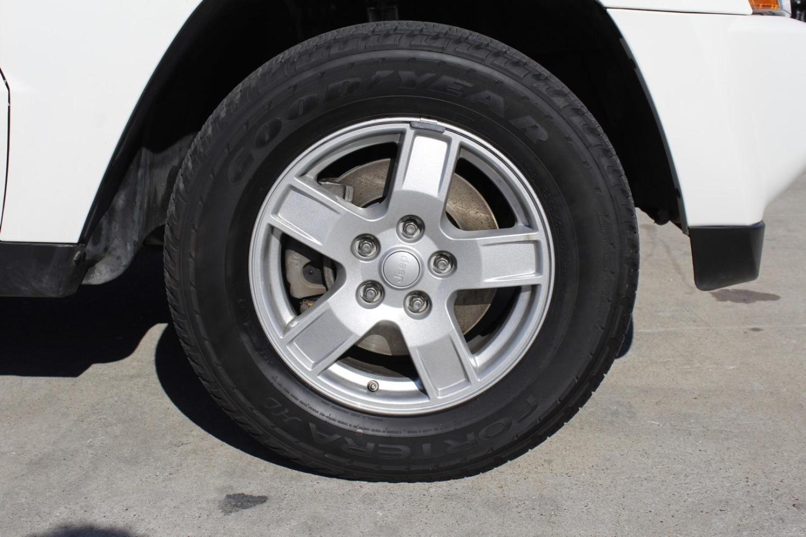 2005 WHITE Jeep Grand Cherokee Laredo 2WD (1J4GS48K75C) with an 3.7L V6 SOHC 12V engine, 5-Speed Automatic transmission, located at 2401 E Main St., Grand Prairie, TX, 75050, (972) 262-4440, 32.748981, -96.969643 - Photo#9