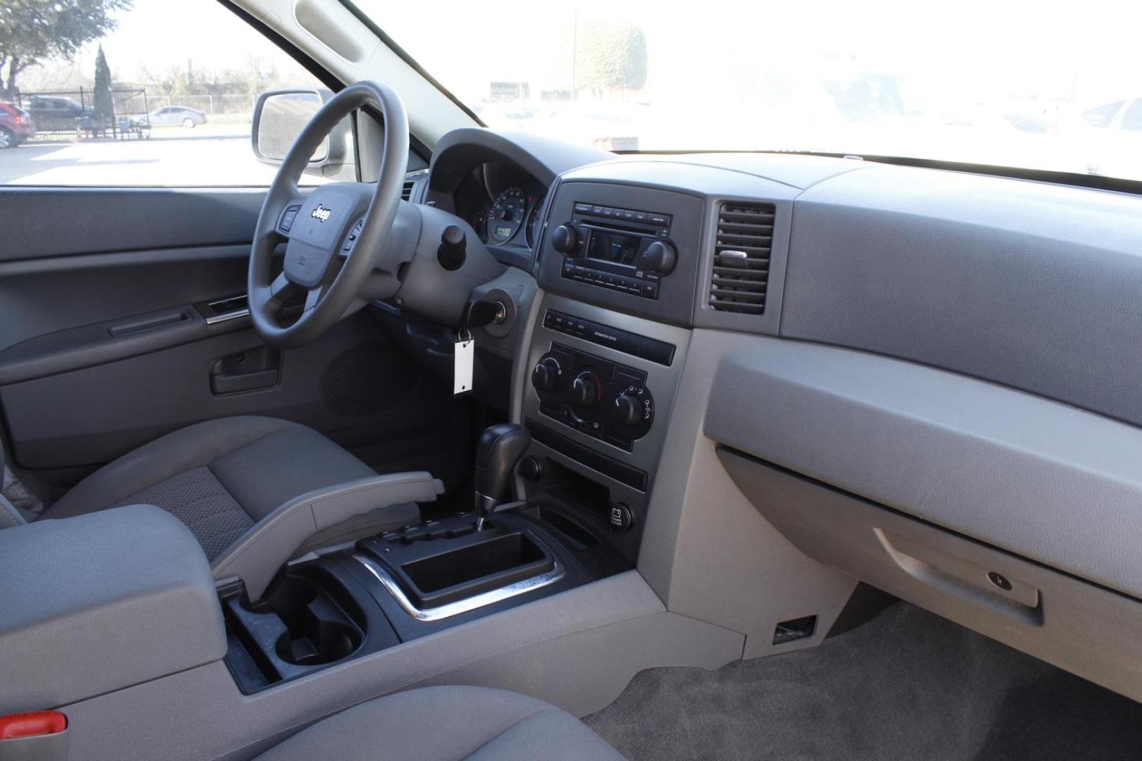 2005 WHITE Jeep Grand Cherokee Laredo 2WD (1J4GS48K75C) with an 3.7L V6 SOHC 12V engine, 5-Speed Automatic transmission, located at 2401 E Main St., Grand Prairie, TX, 75050, (972) 262-4440, 32.748981, -96.969643 - Photo#13