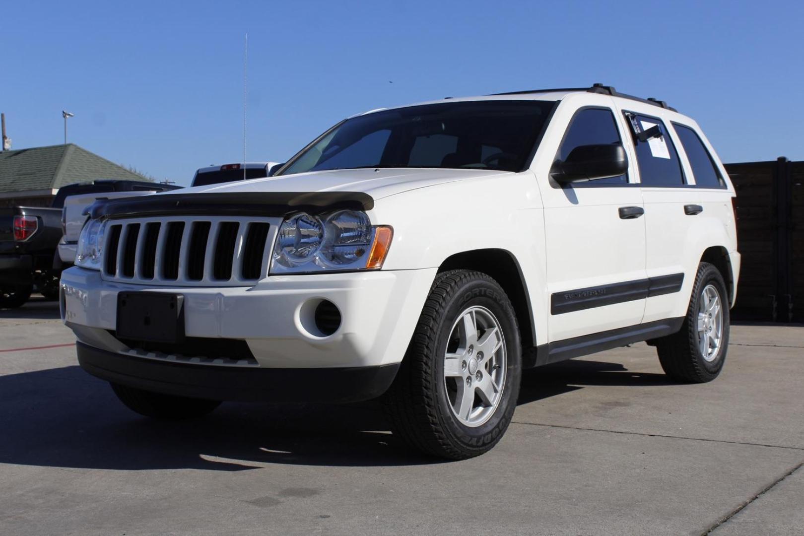 2005 WHITE Jeep Grand Cherokee Laredo 2WD (1J4GS48K75C) with an 3.7L V6 SOHC 12V engine, 5-Speed Automatic transmission, located at 2401 E Main St., Grand Prairie, TX, 75050, (972) 262-4440, 32.748981, -96.969643 - Photo#1