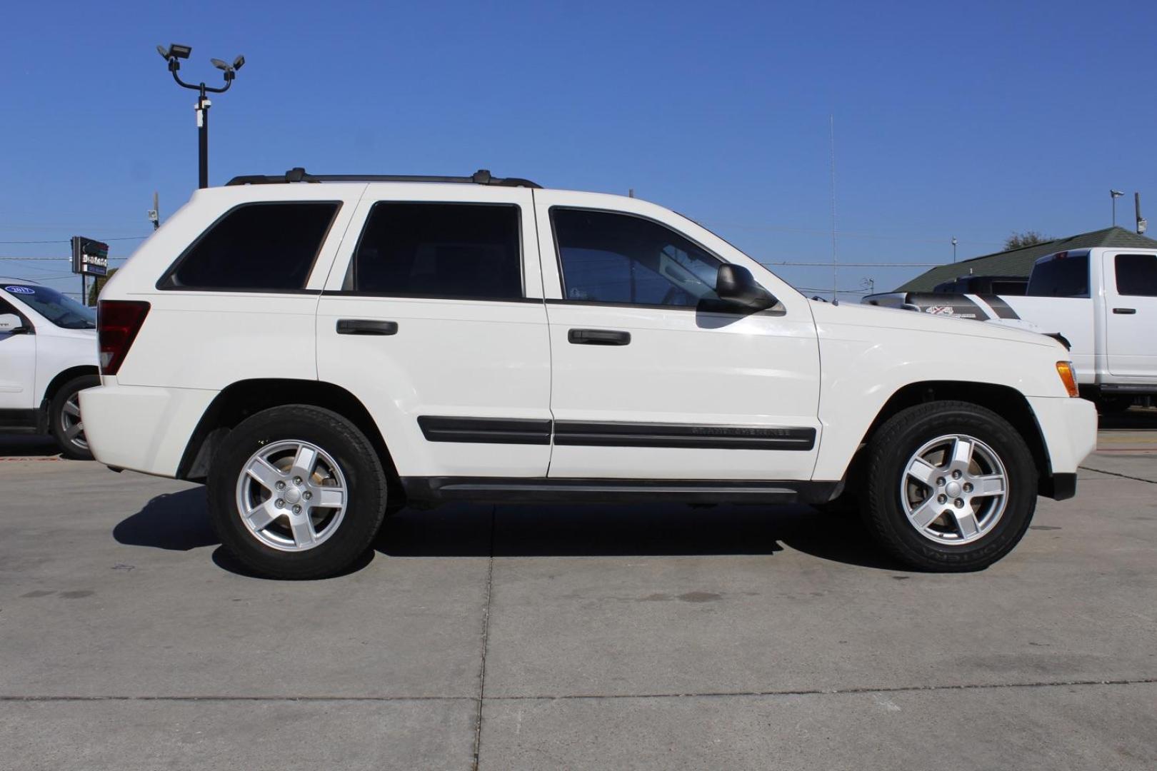 2005 WHITE Jeep Grand Cherokee Laredo 2WD (1J4GS48K75C) with an 3.7L V6 SOHC 12V engine, 5-Speed Automatic transmission, located at 2401 E Main St., Grand Prairie, TX, 75050, (972) 262-4440, 32.748981, -96.969643 - Photo#8