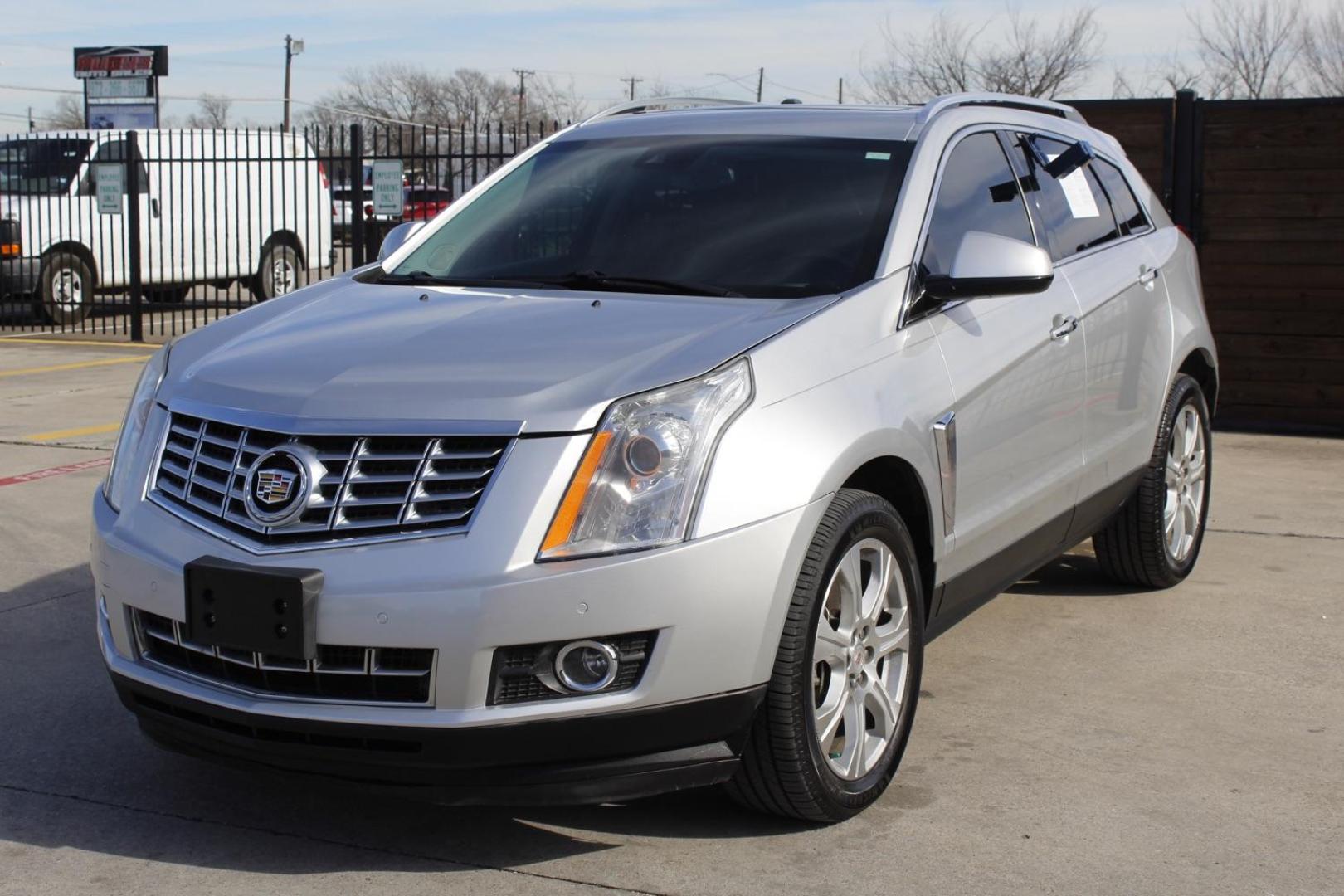 2016 silver Cadillac SRX Premium Collection FWD (3GYFNDE32GS) with an 3.6L V6 DOHC 24V FFV engine, 6-Speed Automatic transmission, located at 2401 E Main St., Grand Prairie, TX, 75050, (972) 262-4440, 32.748981, -96.969643 - Photo#1