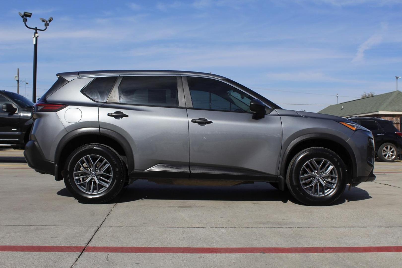 2021 Gray Nissan Rogue S (5N1AT3AA0MC) with an 2.5 engine, located at 2401 E Main St., Grand Prairie, TX, 75050, (972) 262-4440, 32.748981, -96.969643 - Photo#5