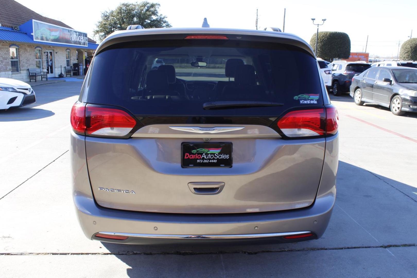 2017 Gray Chrysler Pacifica Touring-L (2C4RC1BG3HR) with an 3.6L V6 DOHC 24V engine, 9-Speed Automatic transmission, located at 2401 E Main St., Grand Prairie, TX, 75050, (972) 262-4440, 32.748981, -96.969643 - Photo#5