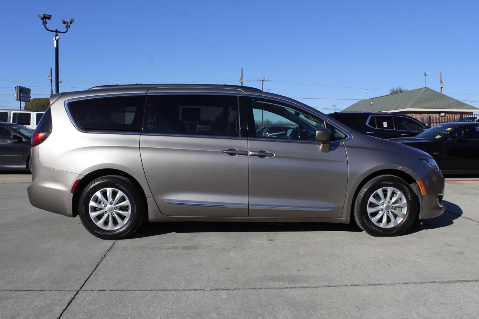 2017 Gray Chrysler Pacifica Touring-L (2C4RC1BG3HR) with an 3.6L V6 DOHC 24V engine, 9-Speed Automatic transmission, located at 2401 E Main St., Grand Prairie, TX, 75050, (972) 262-4440, 32.748981, -96.969643 - Photo#7