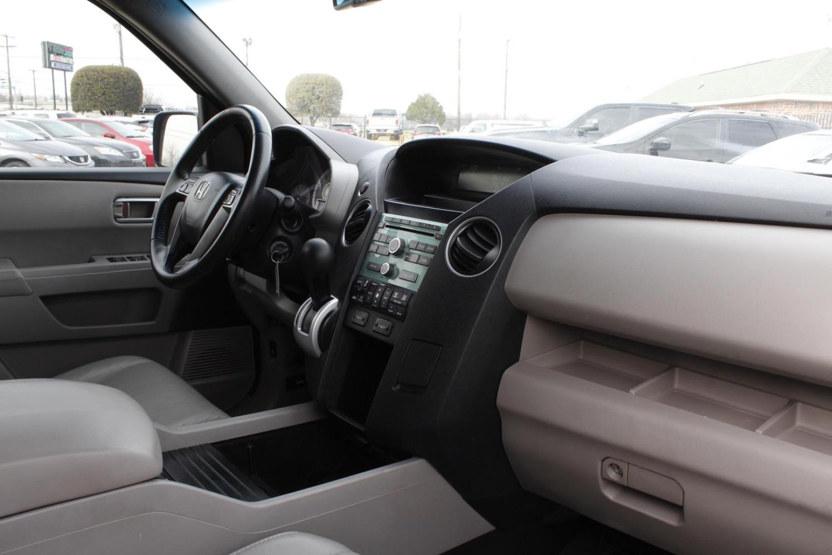 2011 BLUE Honda Pilot EX-L 2WD 5-Spd AT (5FNYF3H58BB) with an 3.5L V6 SOHC 24V engine, 5-Speed Automatic transmission, located at 2401 E Main St., Grand Prairie, TX, 75050, (972) 262-4440, 32.748981, -96.969643 - Photo#13