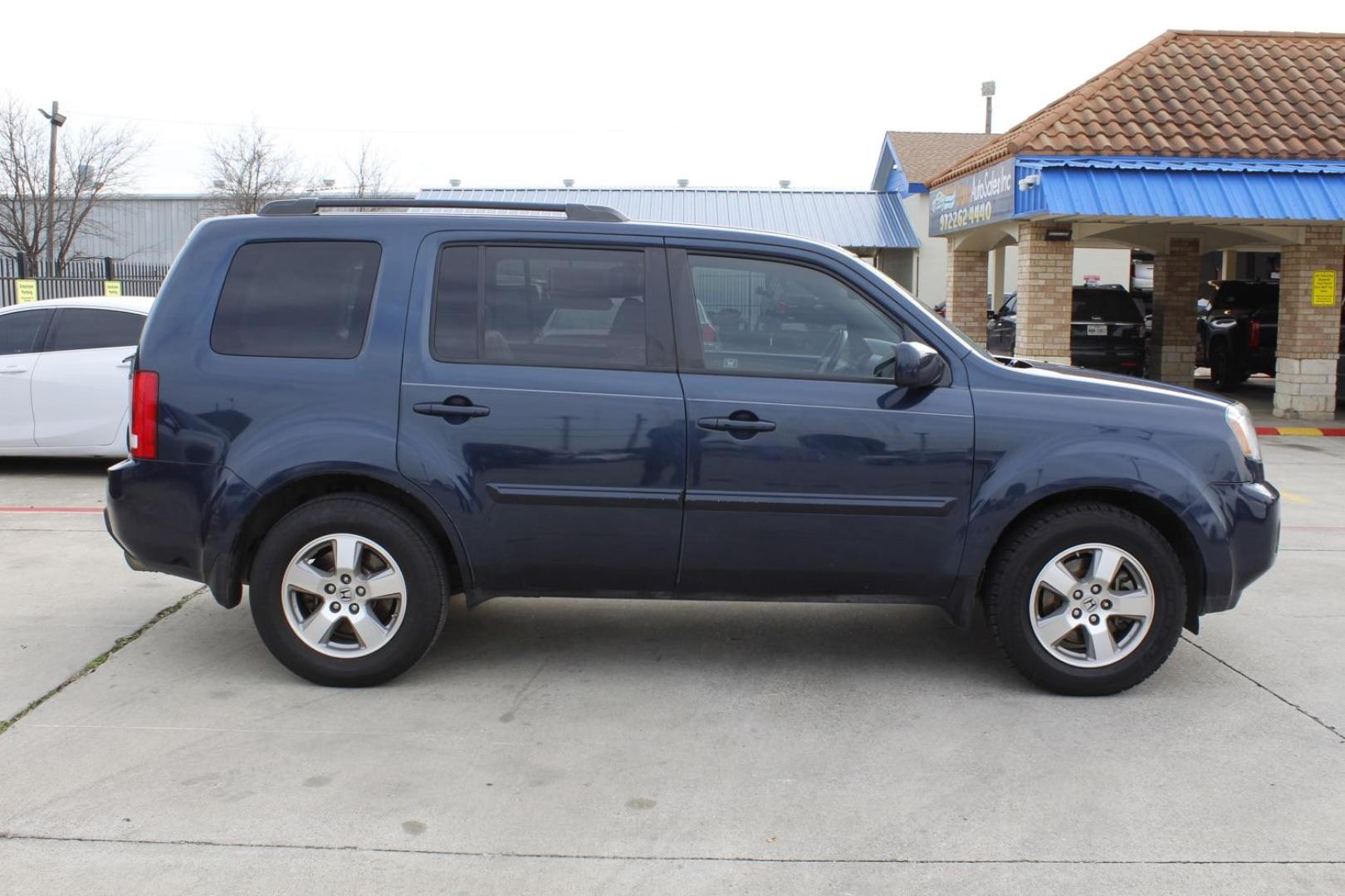 2011 BLUE Honda Pilot EX-L 2WD 5-Spd AT (5FNYF3H58BB) with an 3.5L V6 SOHC 24V engine, 5-Speed Automatic transmission, located at 2401 E Main St., Grand Prairie, TX, 75050, (972) 262-4440, 32.748981, -96.969643 - Photo#8