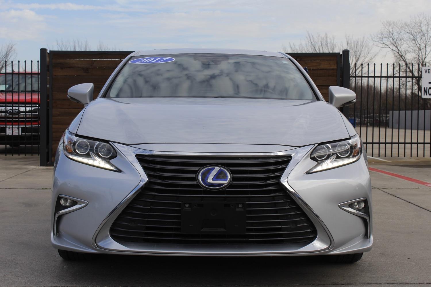 photo of 2017 Lexus ES 300H Sedan