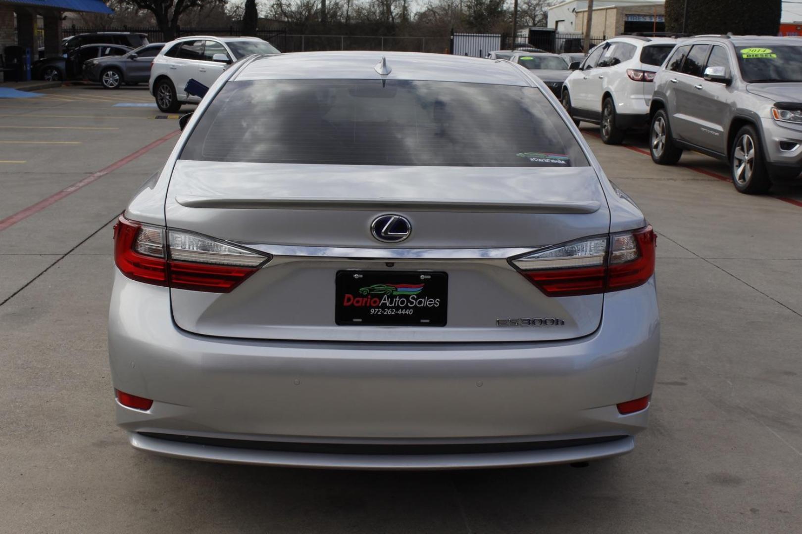 2017 SILVER Lexus ES 300H Sedan (JTHBW1GG7H2) with an 2.5L L4 DOHC 16V HYBRID engine, located at 2401 E Main St., Grand Prairie, TX, 75050, (972) 262-4440, 32.748981, -96.969643 - Photo#5