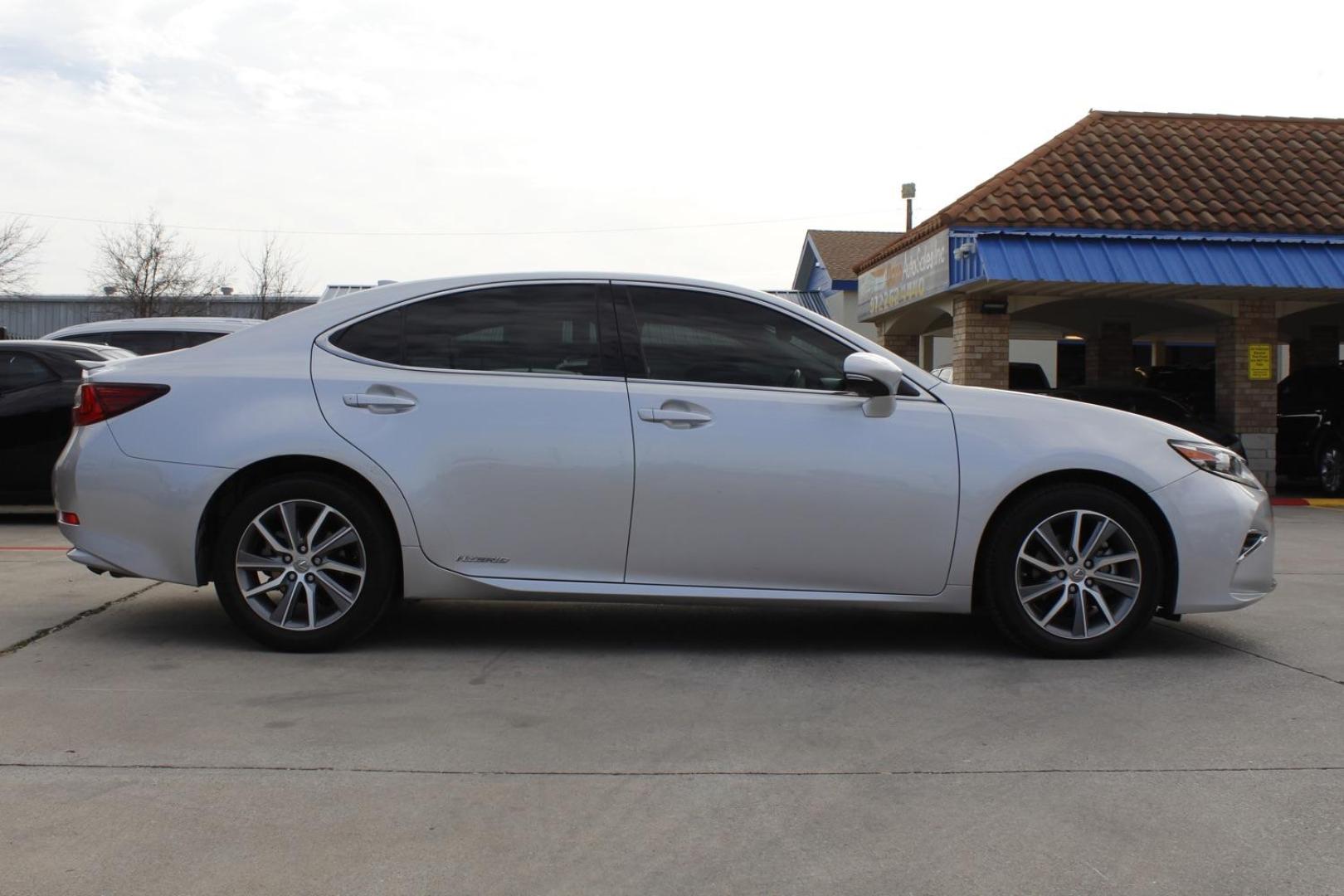 2017 SILVER Lexus ES 300H Sedan (JTHBW1GG7H2) with an 2.5L L4 DOHC 16V HYBRID engine, located at 2401 E Main St., Grand Prairie, TX, 75050, (972) 262-4440, 32.748981, -96.969643 - Photo#7