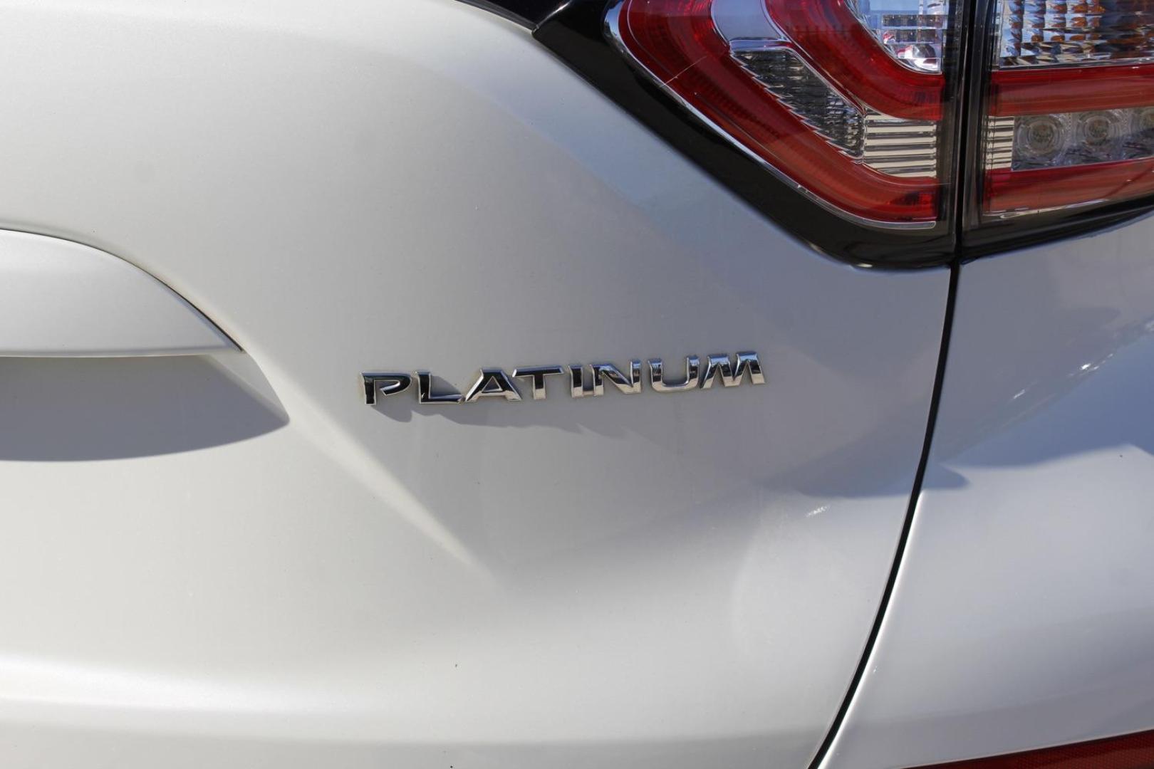 2015 White Nissan Murano Platinum (5N1AZ2MG1FN) with an 3.5 engine, located at 2401 E Main St., Grand Prairie, TX, 75050, (972) 262-4440, 32.748981, -96.969643 - Photo#7