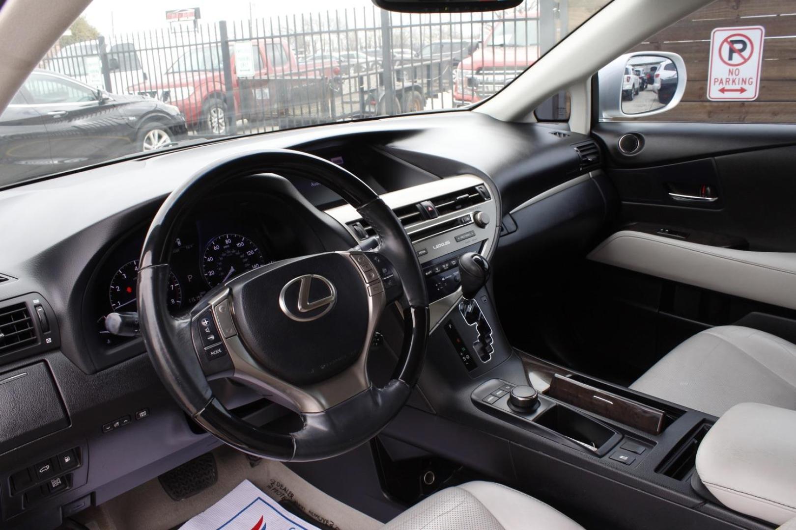 2015 Silver Lexus RX 350 FWD (2T2ZK1BAXFC) with an 3.5L V6 DOHC 24V engine, 6-Speed Automatic transmission, located at 2401 E Main St., Grand Prairie, TX, 75050, (972) 262-4440, 32.748981, -96.969643 - Photo#10