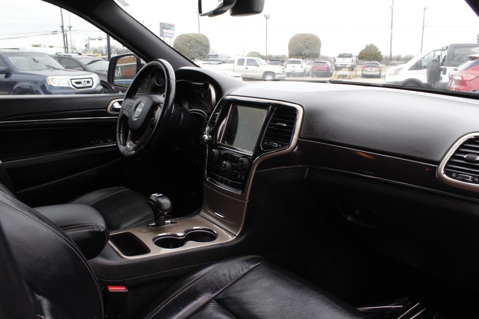 2014 Silver Jeep Grand Cherokee Limited 2WD (1C4RJEBM6EC) with an 3.0L V6 DOHC 24V DIESEL engine, 5-Speed Automatic transmission, located at 2401 E Main St., Grand Prairie, TX, 75050, (972) 262-4440, 32.748981, -96.969643 - Photo#13