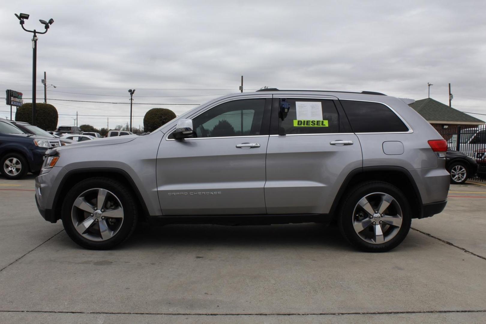 2014 Silver Jeep Grand Cherokee Limited 2WD (1C4RJEBM6EC) with an 3.0L V6 DOHC 24V DIESEL engine, 5-Speed Automatic transmission, located at 2401 E Main St., Grand Prairie, TX, 75050, (972) 262-4440, 32.748981, -96.969643 - Photo#2