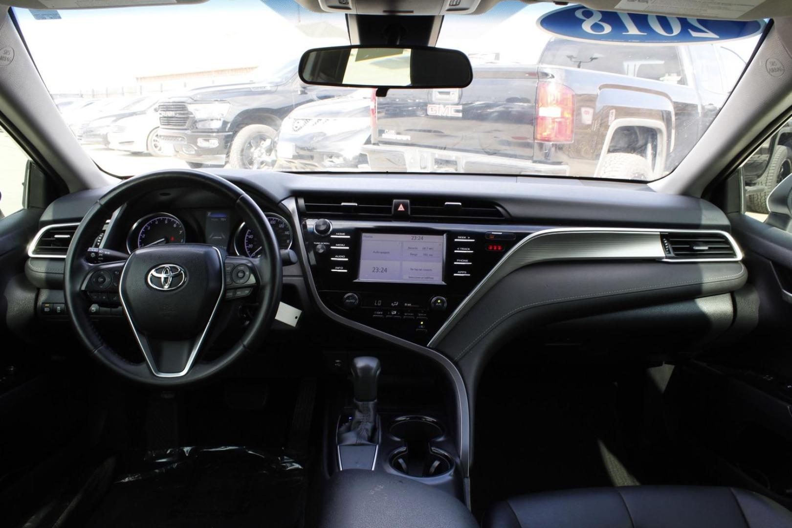 2018 White Toyota Camry SE (4T1B11HK4JU) with an 2.5L L4 DOHC 16V engine, 8-Speed Automatic transmission, located at 2401 E Main St., Grand Prairie, TX, 75050, (972) 262-4440, 32.748981, -96.969643 - Photo#14