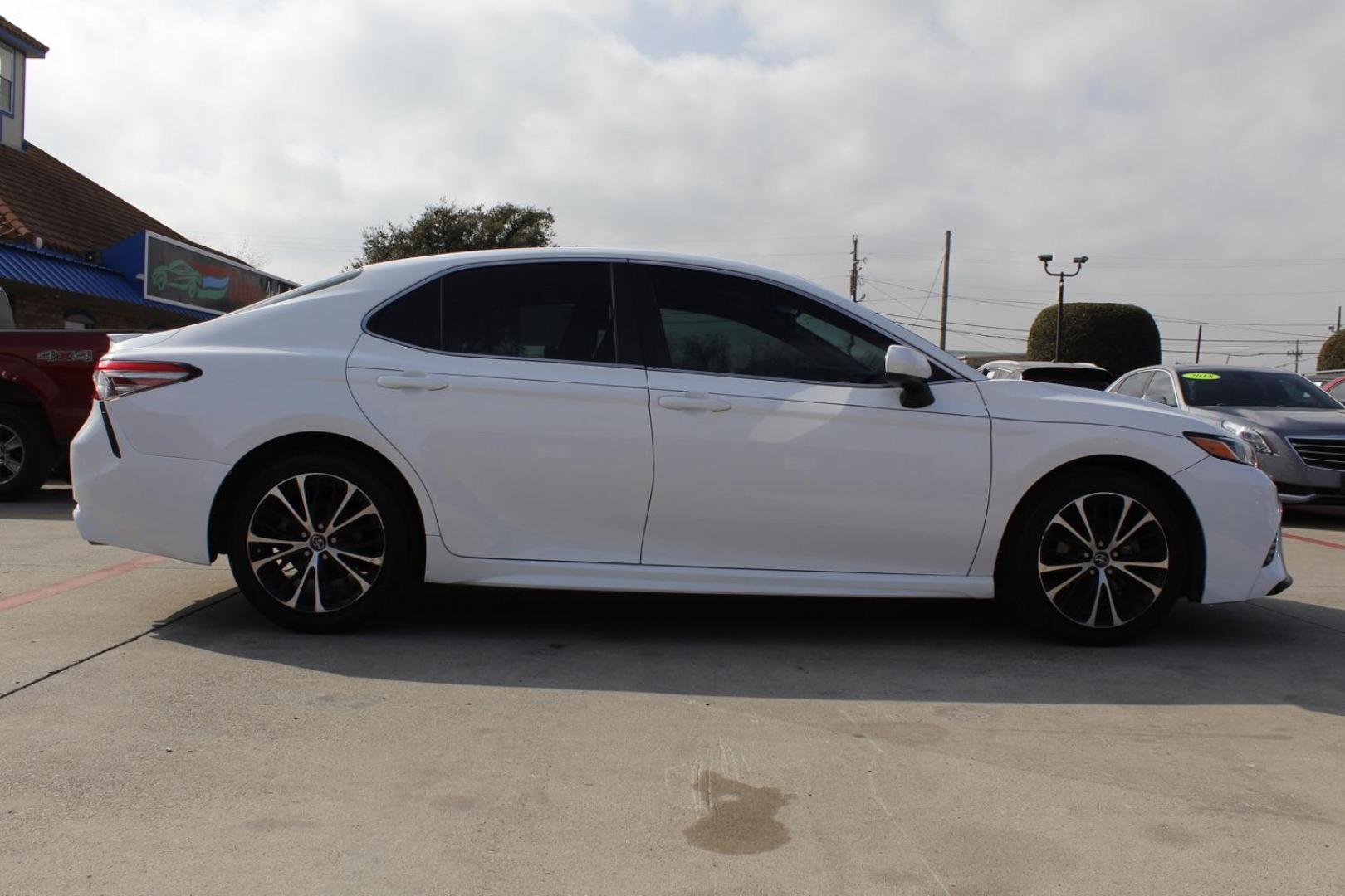 2018 White Toyota Camry SE (4T1B11HK4JU) with an 2.5L L4 DOHC 16V engine, 8-Speed Automatic transmission, located at 2401 E Main St., Grand Prairie, TX, 75050, (972) 262-4440, 32.748981, -96.969643 - Photo#8