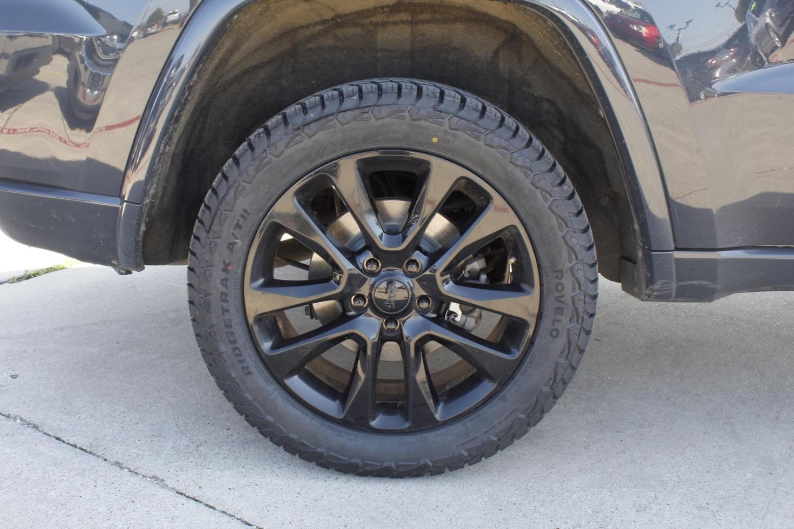 2018 Gray Jeep Grand Cherokee Laredo 4WD (1C4RJFAG5JC) with an 3.6L V6 DOHC 24V engine, 8-Speed Automatic transmission, located at 2401 E Main St., Grand Prairie, TX, 75050, (972) 262-4440, 32.748981, -96.969643 - Photo#10