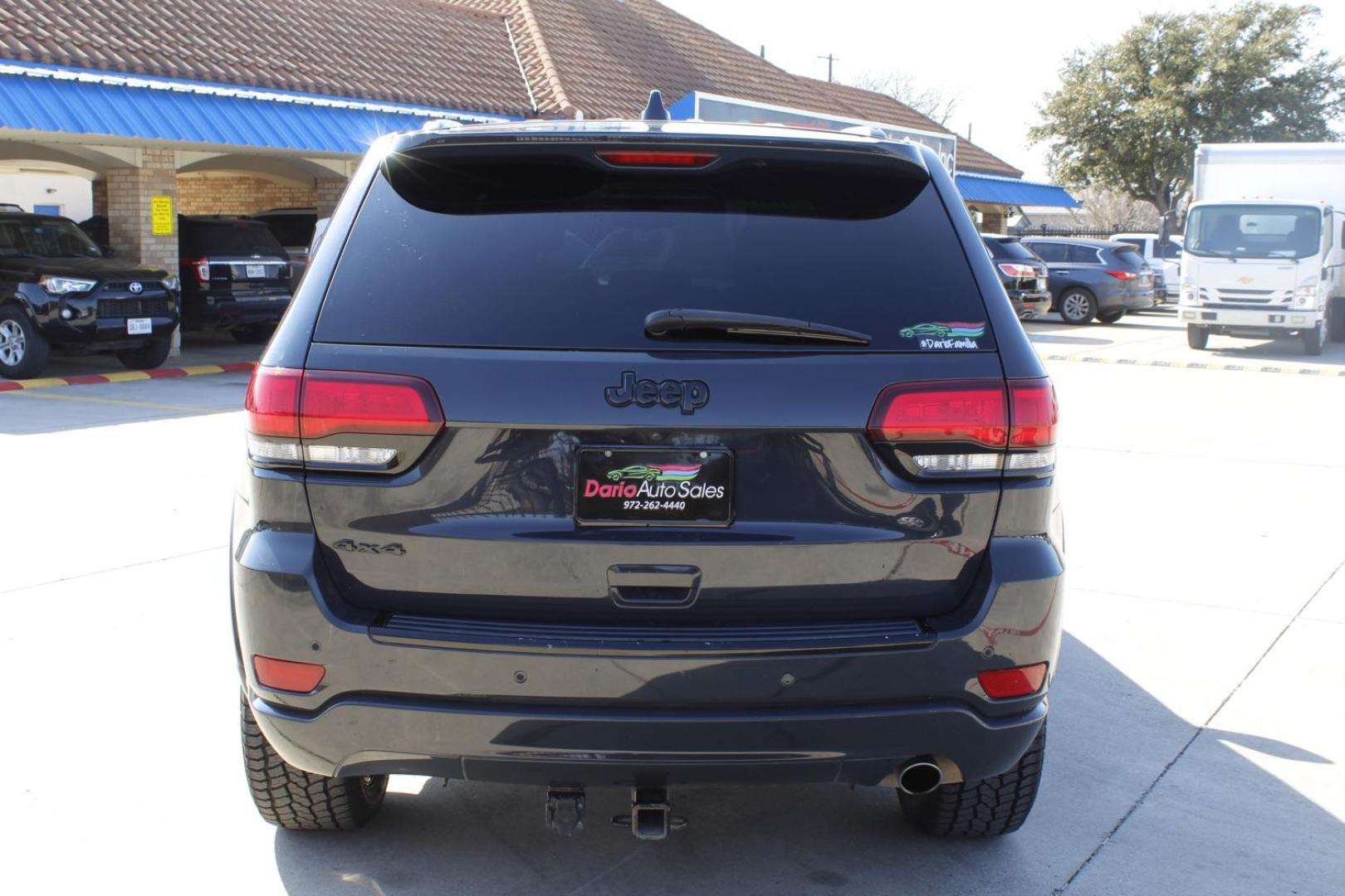 2018 Gray Jeep Grand Cherokee Laredo 4WD (1C4RJFAG5JC) with an 3.6L V6 DOHC 24V engine, 8-Speed Automatic transmission, located at 2401 E Main St., Grand Prairie, TX, 75050, (972) 262-4440, 32.748981, -96.969643 - Photo#5