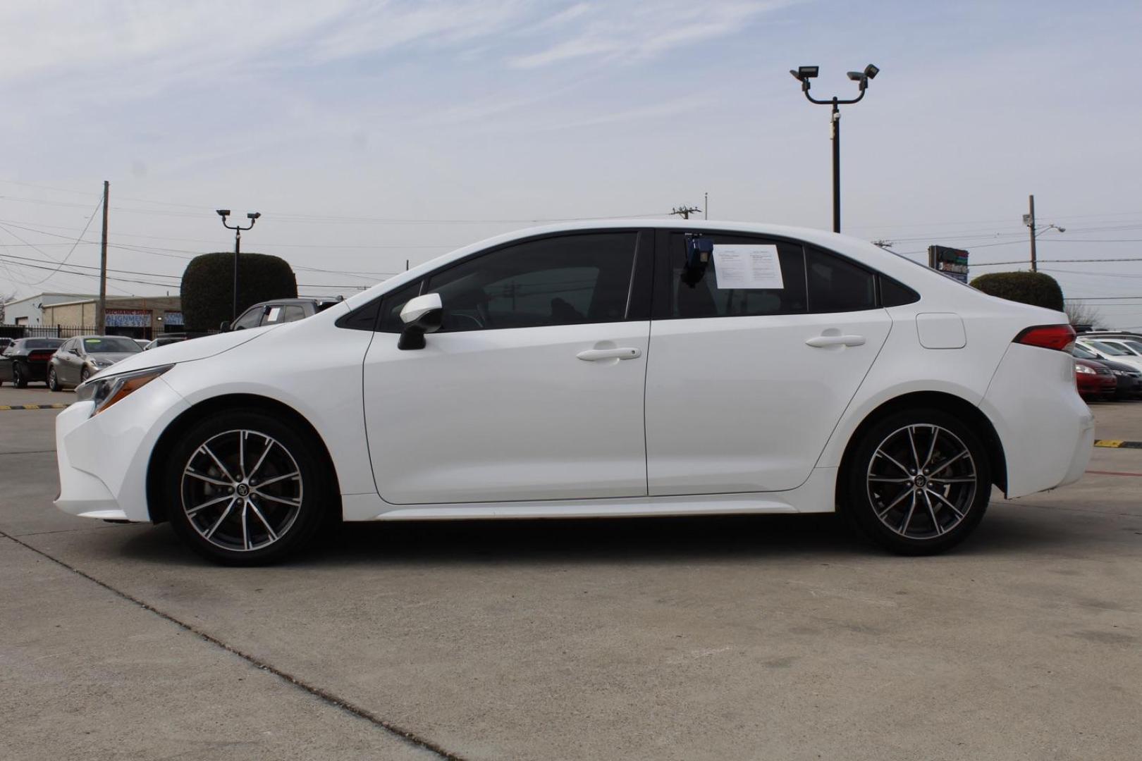 2022 White Toyota Corolla LE (5YFEPMAE4NP) , located at 2401 E Main St., Grand Prairie, TX, 75050, (972) 262-4440, 32.748981, -96.969643 - Photo#2