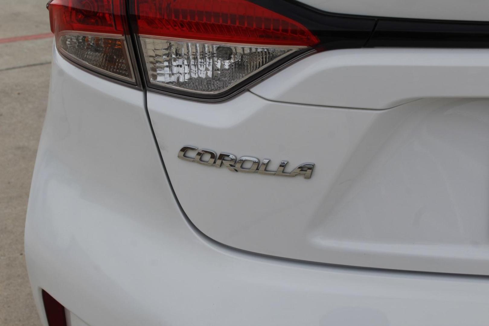 2022 White Toyota Corolla LE (5YFEPMAE4NP) , located at 2401 E Main St., Grand Prairie, TX, 75050, (972) 262-4440, 32.748981, -96.969643 - Photo#6