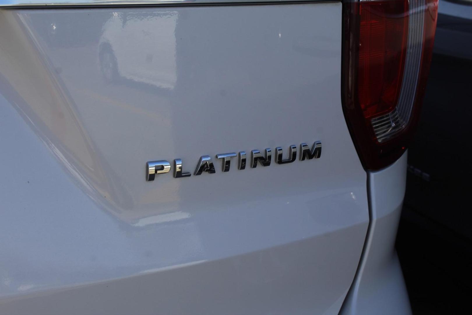 2017 WHITE Ford Explorer Platinum (1FM5K8HTXHG) with an 3.5 engine, located at 2401 E Main St., Grand Prairie, TX, 75050, (972) 262-4440, 32.748981, -96.969643 - Photo#8